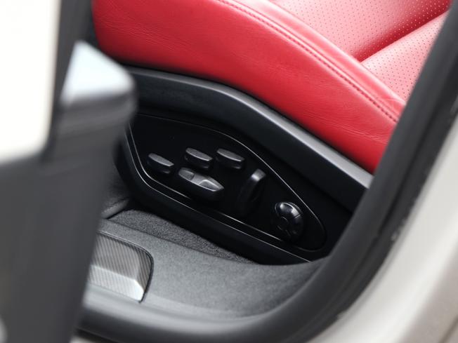 PORSCHE Taycan Photo 39