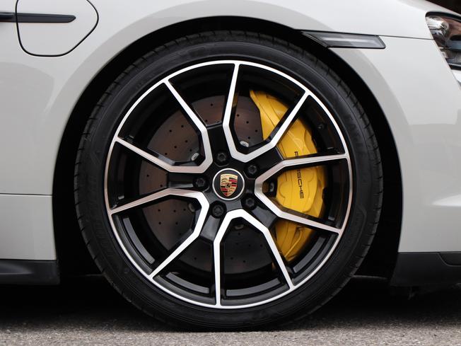 PORSCHE Taycan Photo 4