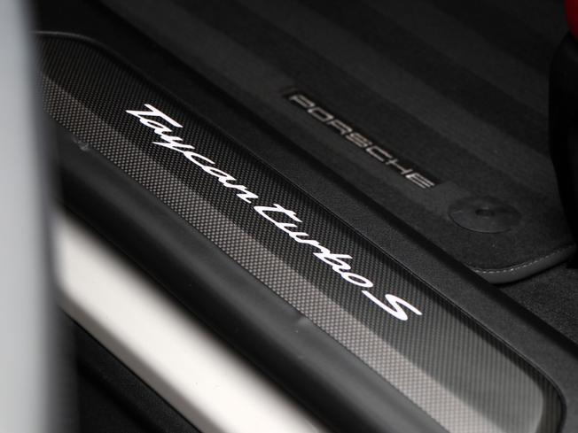 PORSCHE Taycan Photo 40