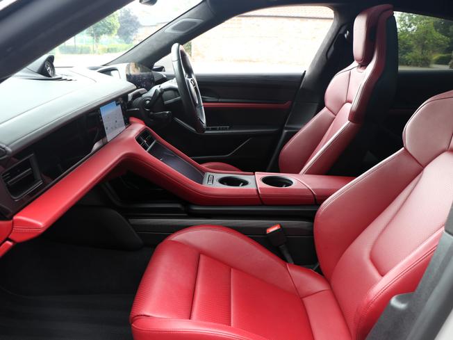 PORSCHE Taycan Photo 42