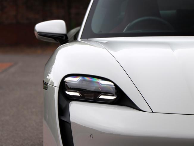PORSCHE Taycan Photo 9