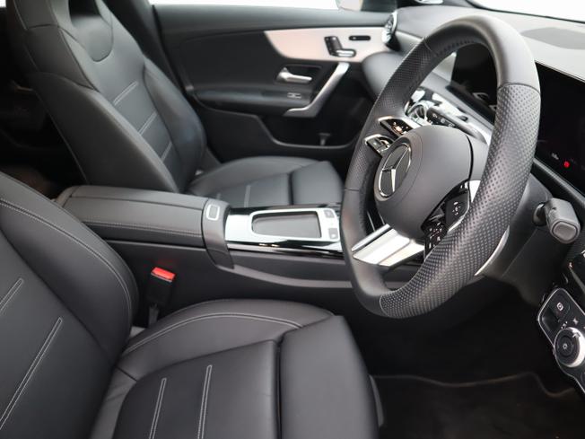 MERCEDES-BENZ CLA Class Photo 14