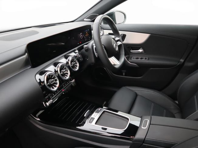 MERCEDES-BENZ CLA Class Photo 3