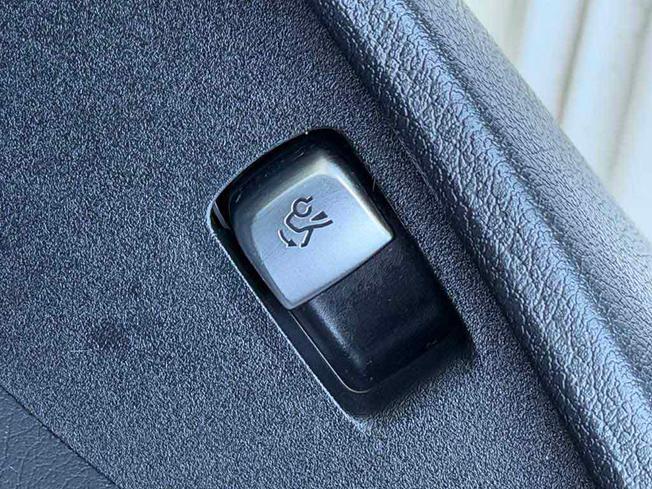 MERCEDES-BENZ E Class Photo 26