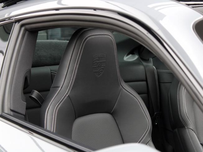 PORSCHE 911 Photo 16