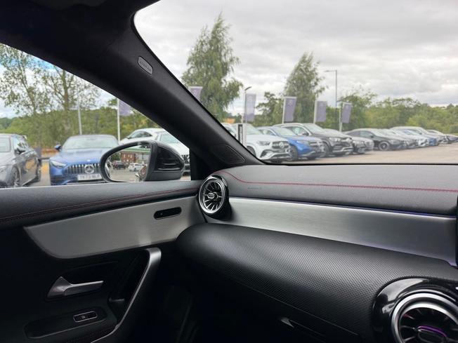 MERCEDES-BENZ Cla Class Photo 32