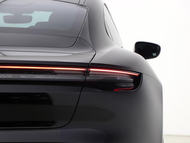 PORSCHE Taycan Photo 18