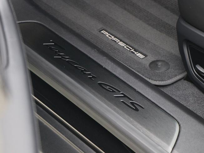 PORSCHE Taycan Photo 28