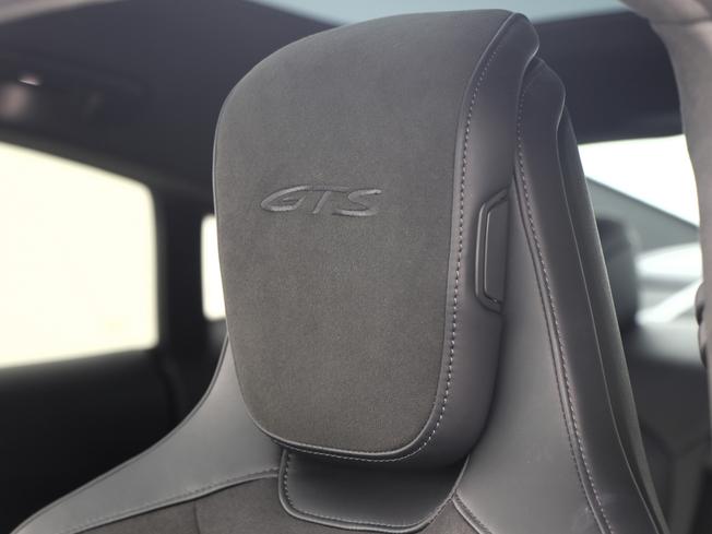 PORSCHE Taycan Photo 31