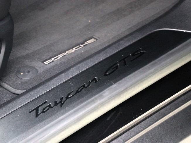 PORSCHE Taycan Photo 35