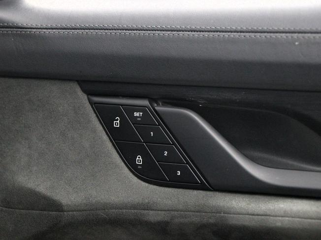 PORSCHE Taycan Photo 37