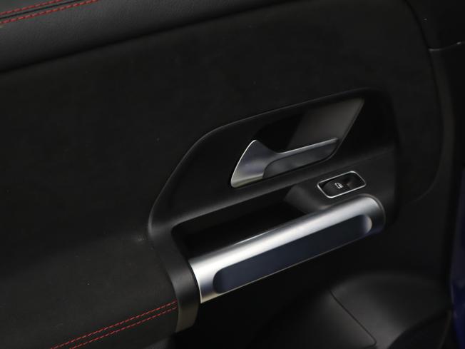 MERCEDES-BENZ GLB Photo 23
