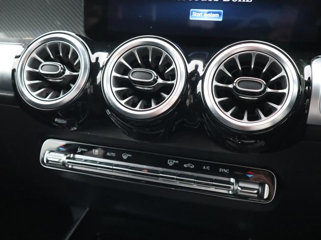 MERCEDES-BENZ GLB Photo 26