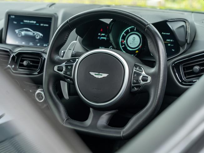 ASTON MARTIN Vantage Photo 11