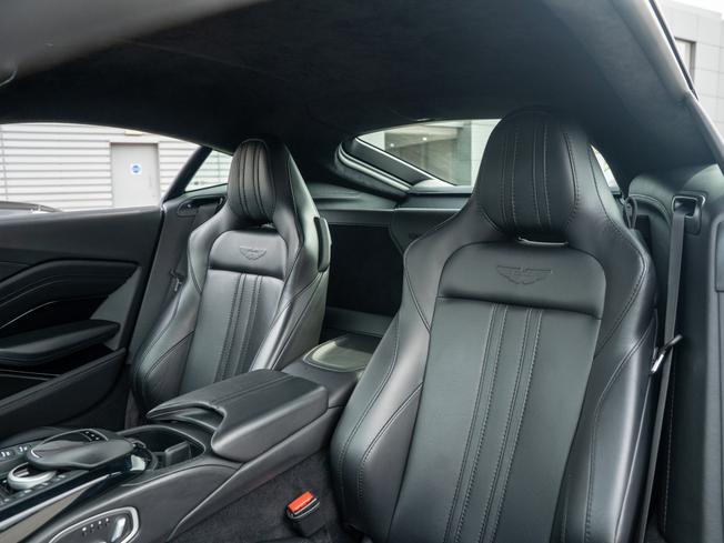 ASTON MARTIN Vantage Photo 12