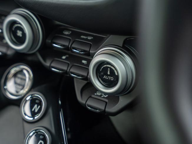 ASTON MARTIN Vantage Photo 14