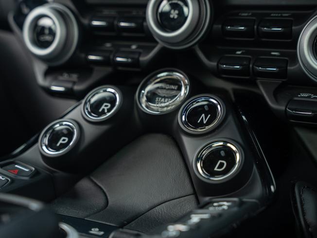 ASTON MARTIN Vantage Photo 15