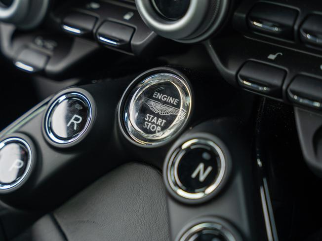 ASTON MARTIN Vantage Photo 16