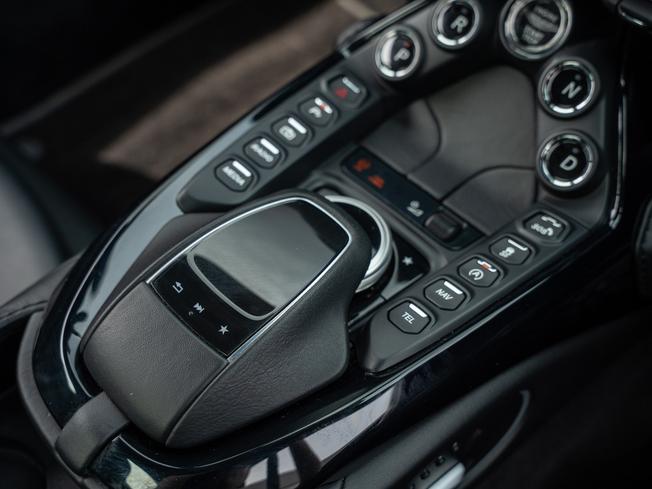 ASTON MARTIN Vantage Photo 23