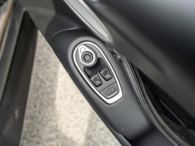 ASTON MARTIN Vantage Photo 24