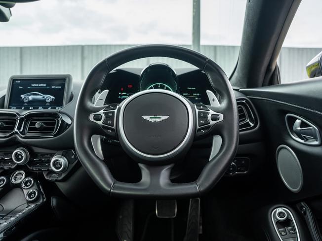 ASTON MARTIN Vantage Photo 25