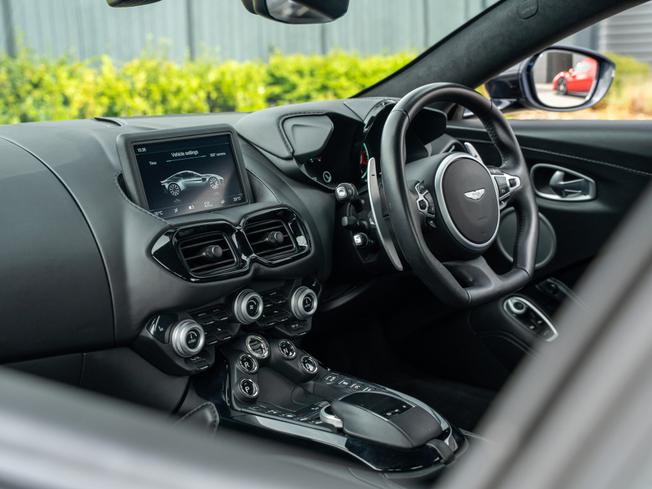 ASTON MARTIN Vantage Photo 26
