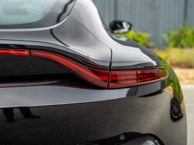 ASTON MARTIN Vantage Photo 29