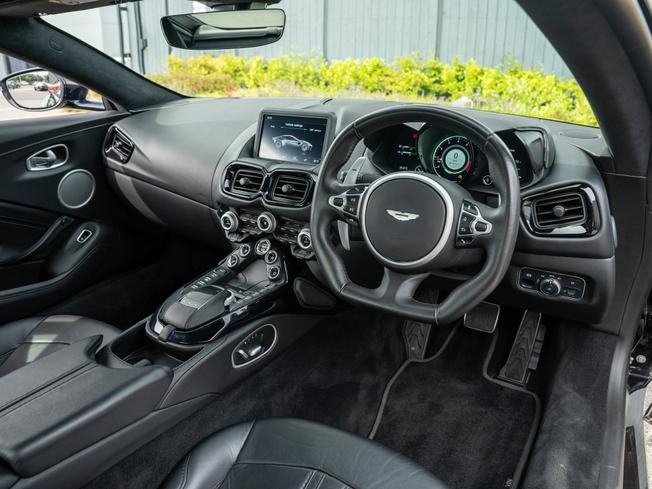 ASTON MARTIN Vantage Photo 3