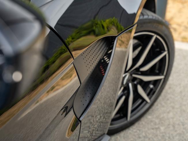 ASTON MARTIN Vantage Photo 9