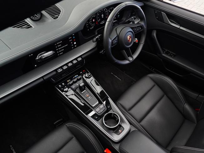 PORSCHE 911 Photo 11