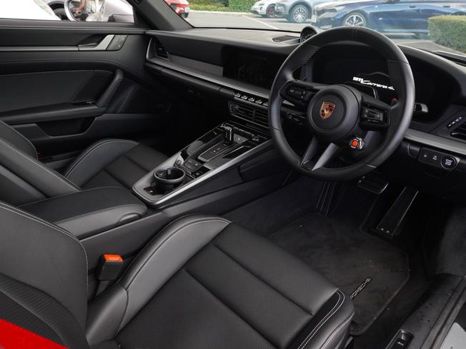 PORSCHE 911 Photo 8