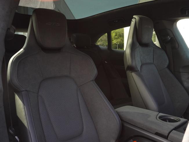 PORSCHE Taycan Photo 10