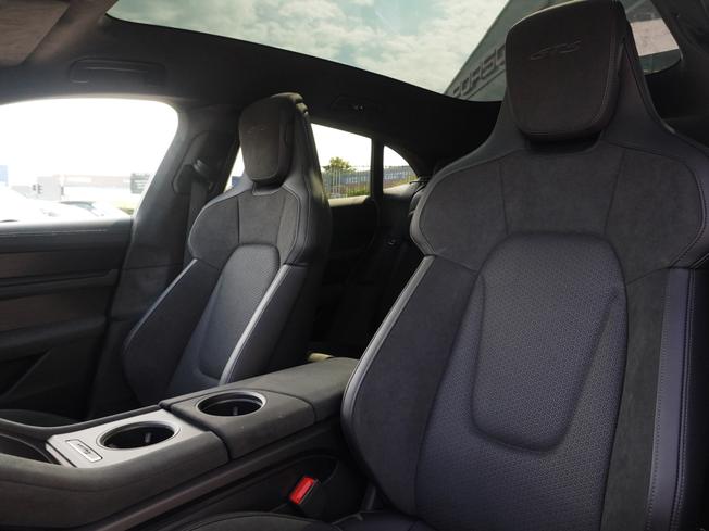 PORSCHE Taycan Photo 14