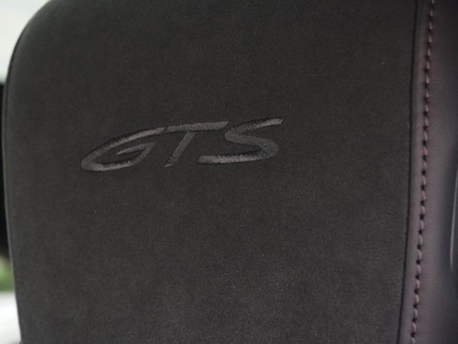 PORSCHE Taycan Photo 15