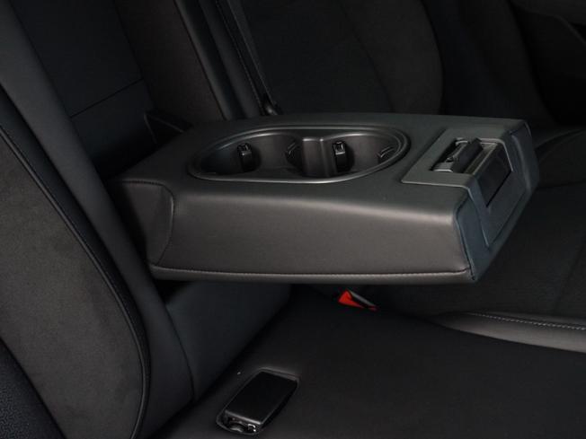 PORSCHE Taycan Photo 16