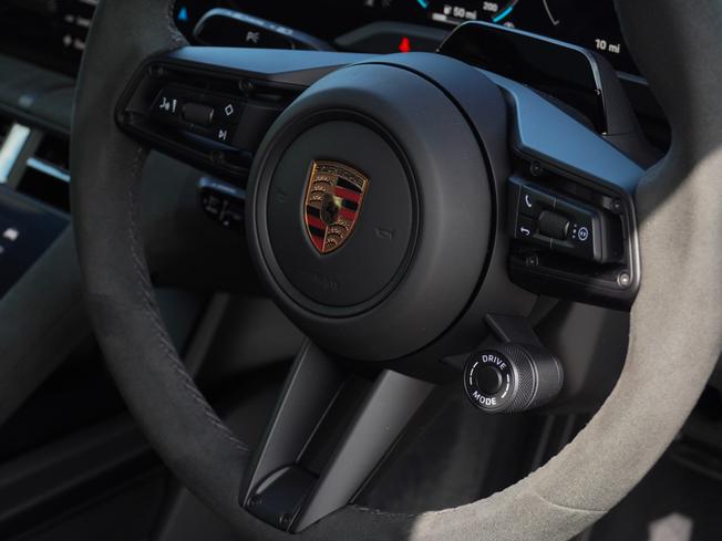 PORSCHE Taycan Photo 17