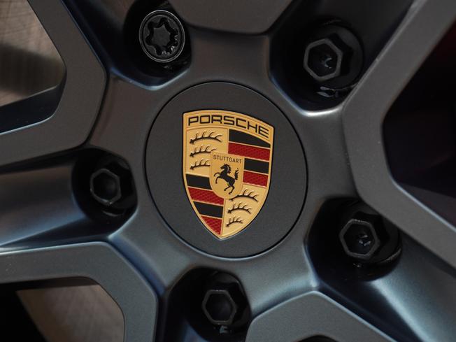PORSCHE Taycan Photo 18