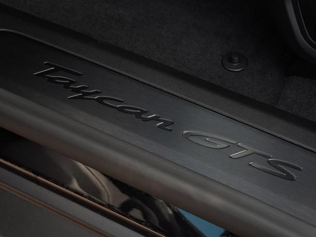 PORSCHE Taycan Photo 19