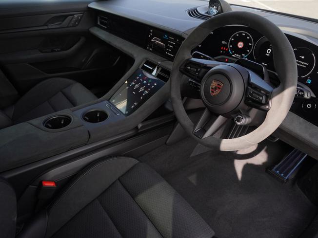 PORSCHE Taycan Photo 3
