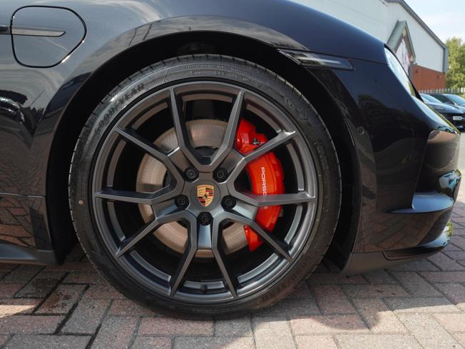 PORSCHE Taycan Photo 4