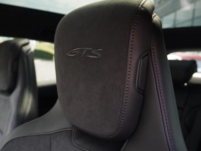 PORSCHE Taycan Photo 9