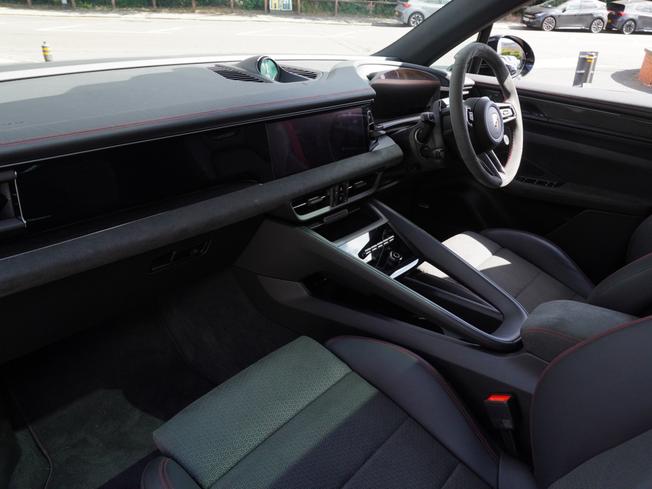 PORSCHE Macan Photo 3