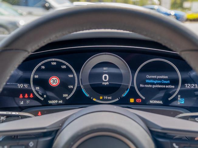 PORSCHE Taycan Photo 15