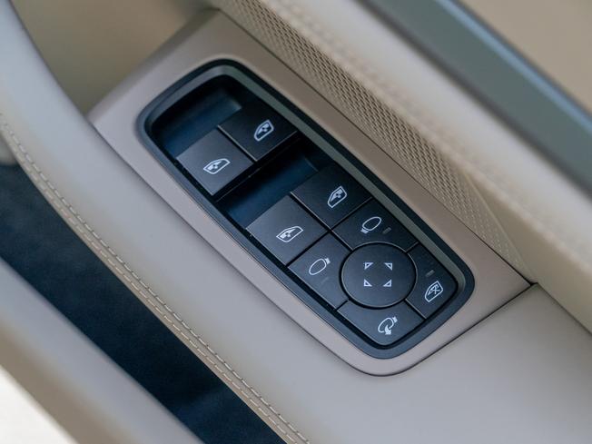 PORSCHE Taycan Photo 20