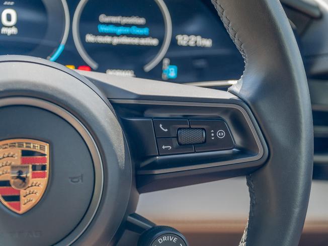 PORSCHE Taycan Photo 22