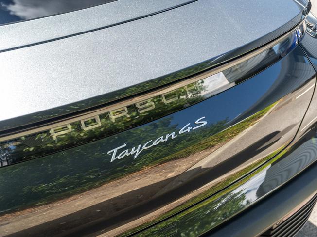 PORSCHE Taycan Photo 32
