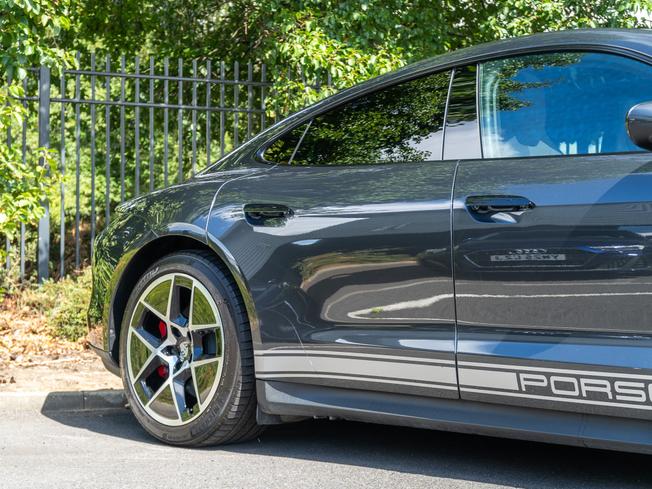 PORSCHE Taycan Photo 34