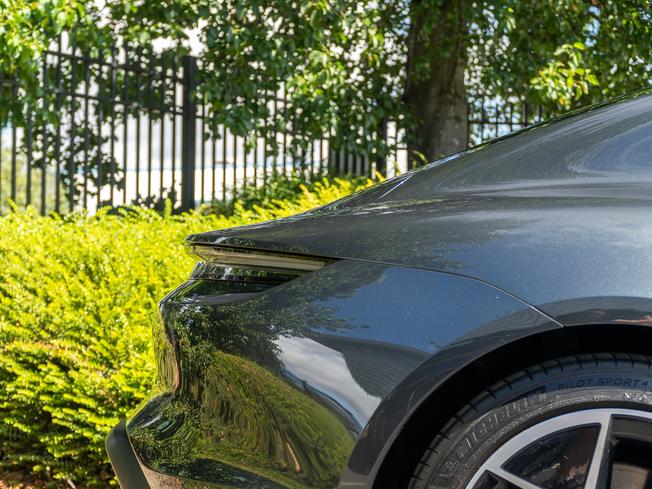 PORSCHE Taycan Photo 35