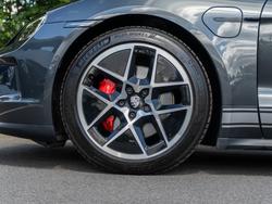 PORSCHE Taycan Photo 4