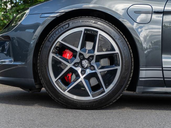 PORSCHE Taycan Photo 4